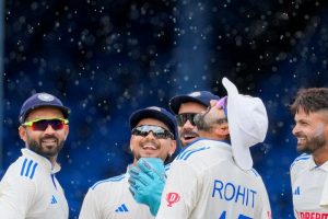 El capitán Rohit Sharma y sus compañeros de India celebran en el tercer día de su segundo duelo de críquet en el Queen's Park de Puerto España, el 22 de julio de 2023