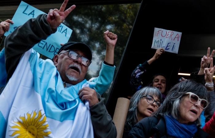 Integrantes de la comunidad argentina en la Ciudad de México se manifestaron frente al Consulado Argentino en contra de Javier Milei por la serie de reformas y privatizaciones que planteó en días pasados. Foto: Galo Cañas, Cuartoscuro