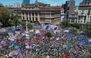 Manifestantes antigubernamentales protestan contra las reformas económicas del Presidente argentino Javier Milei, frente a la Corte Suprema, el miércoles 27 de diciembre de 2023. Foto: Rodrigo Abd, AP