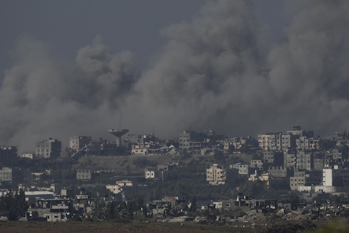 Ataques israelíes provocan columnas de humo en la Franja de Gaza, el 9 de diciembre de 2023.