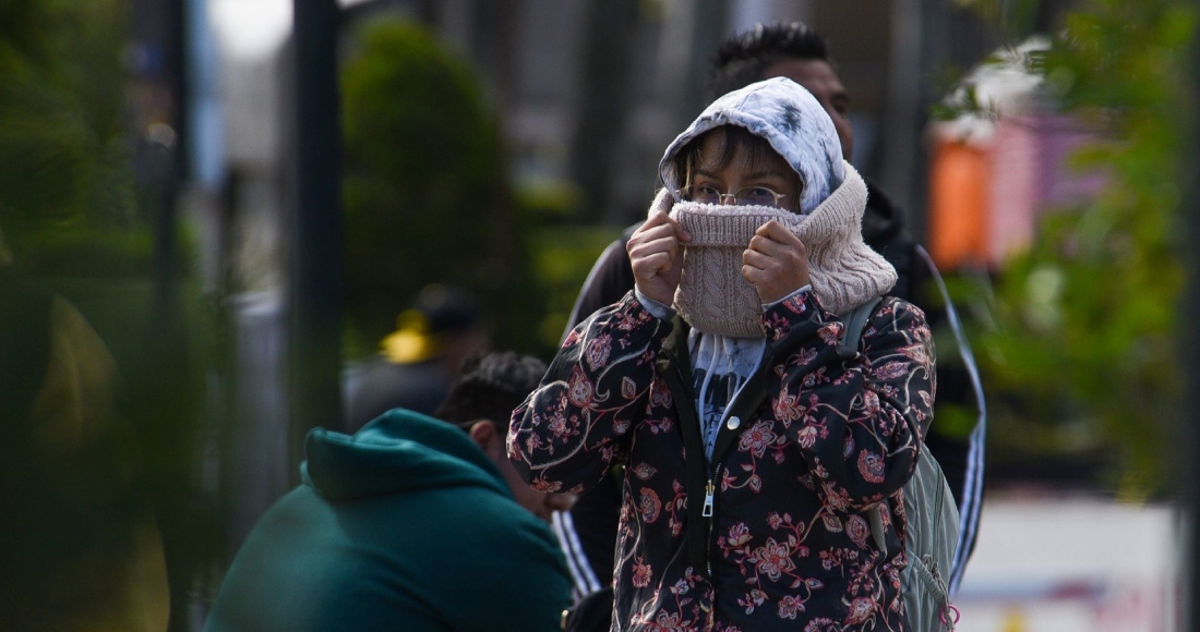 Una mujer se protege de las bajas temperaturas en el Valle de Toluca.