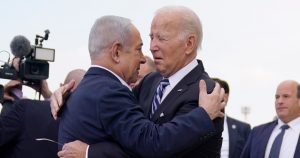 El Primer Ministro israelí, Benjamin Netanyahu, recibe al Presidente Joe Biden al llegar al Aeropuerto Internacional Ben Gurion, el 18 de octubre de 2023, en Tel Aviv.