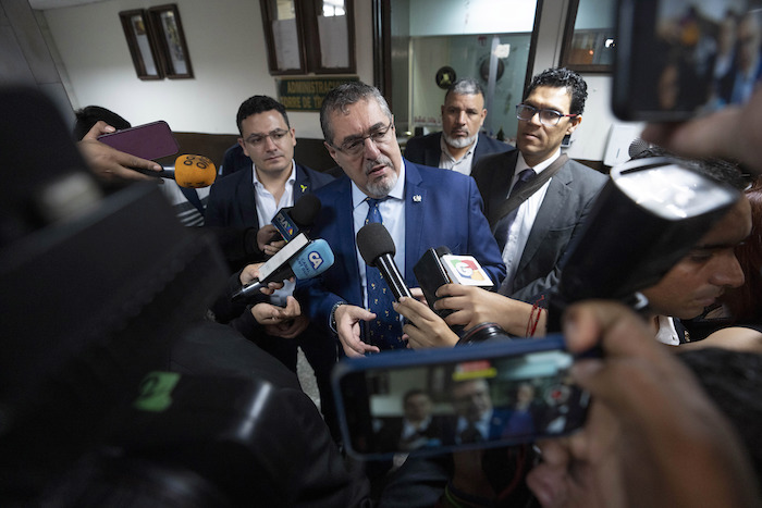 El Presidente electo de Guatemala, Bernardo Arévalo, habla con los periodistas después de preguntarle a un Juez sobre el caso contra su partido Semilla en la ciudad de Guatemala, el martes 12 de diciembre de 2023.