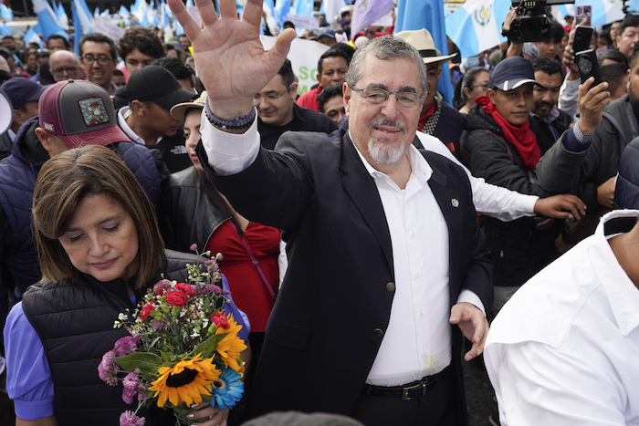 El Presidente electo Bernardo Arévalo, en el centro, encabeza una marcha en protesta por la interferencia judicial en las elecciones que ganó en agosto en la Ciudad de Guatemala, el jueves 7 de diciembre de 2023.