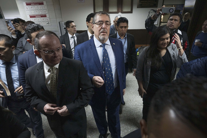 El Presidente electo de Guatemala, Bernardo Arévalo, llega a un tribunal para preguntarle a un Juez sobre el caso contra su partido Semilla en la Ciudad de Guatemala, el martes 12 de diciembre de 2023.