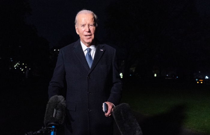 El Presidente Joe Biden habla con los reporteros en el jardín sur de la Casa Blanca, el martes 5 de diciembre de 2023, en Washington. Foto: Jacquelyn Martin, AP