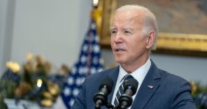 El Presidente estadounidense Joe Biden dijo ayer a los donantes de su campaña que probablemente no estaría buscando la reelección si Donald Trump no estuviera también en la contienda, y advirtió que la democracia corre “un mayor riesgo en 2024”, ya que el expresidente y sus aliados buscan “destruir” las instituciones democráticas.