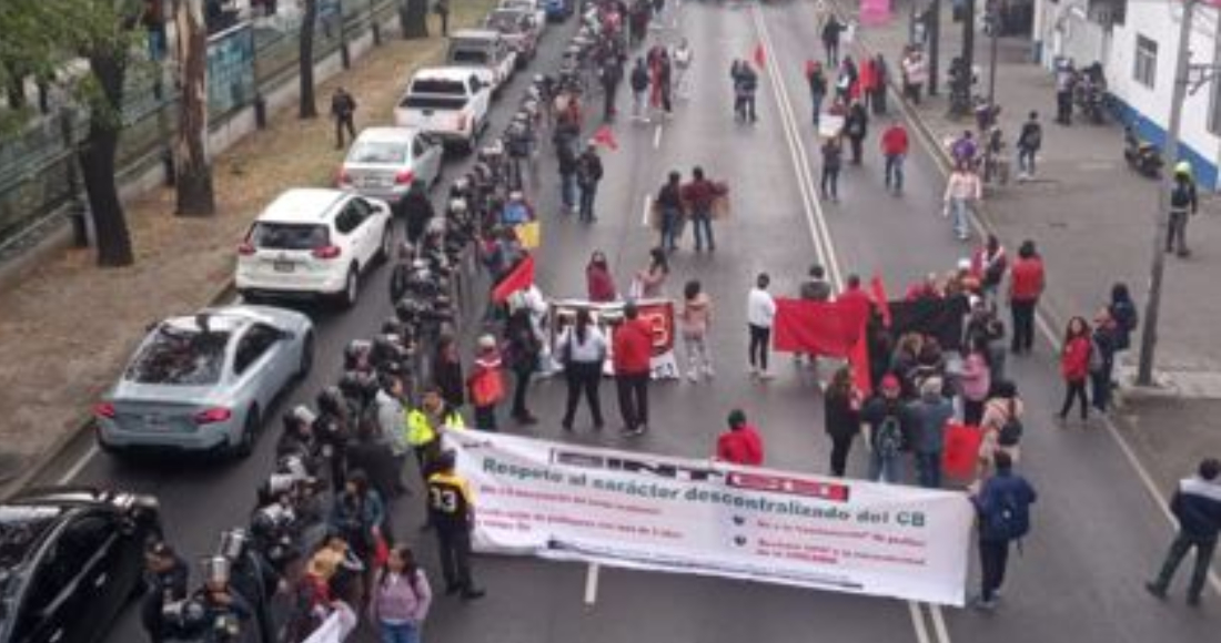 Periférico, Tlalpan, Eje 1 y otras vías importantes de la Ciudad de México fueron bloqueadas esta mañana por trabajadores del Colegio de Bachilleres, quienes entraron a huelga desde el pasado 16 de noviembre para exigir un aumento salarial.