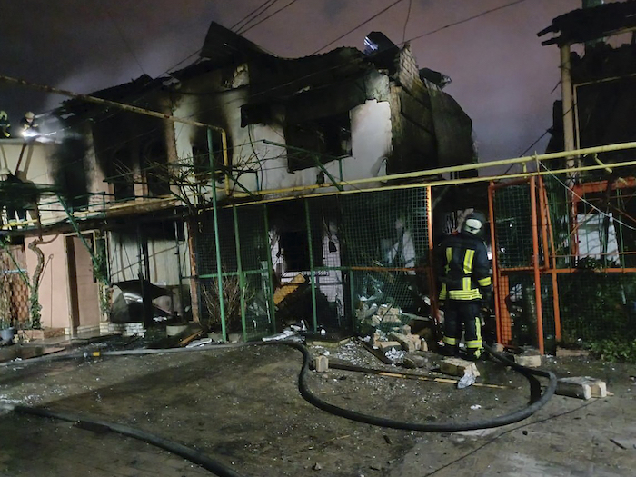 En esta imagen difundida por el Gobierno regional de Odesa, bomberos examinan el lugar de un ataque ruso con cohetes, el miércoles 27 de diciembre de 2023, en la región de Odesa, Ucrania.