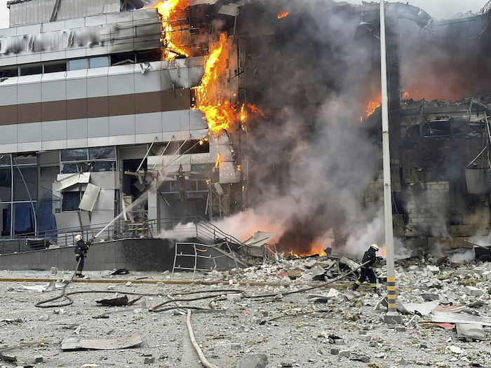 En esta imagen, distribuida por el Servicio de Emergencias de Ucrania, bomberos trabajan para sofocar un incendio en un edificio dañado por un ataque ruso, en Kiev, Ucrania, el 29 de diciembre de 2023.