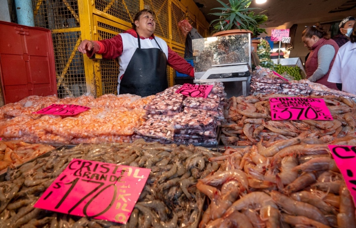 Comerciantes de pescados y mariscos en la Nueva Viga, en la Central de Abastos de la Ciudad de México. 