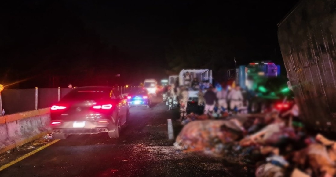 Un tráiler de la Secretaría de la Defensa Nacional (Sedena) que transportaba víveres volcó ayer miércoles en la autopista México-Cuarnavaca. El vehículo se dirigía rumbo a Acapulco para llevar despensas. Foto: X @GN_Carreteras