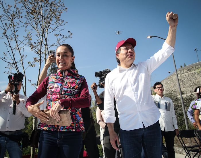 Claudia Sheinbaum Pardo, precandidata presidencial de la izquierda, y Mario Delgado Carrillo, dirigente de Morena, en el Parque Cantera, ubicado en la Ciudad de México.