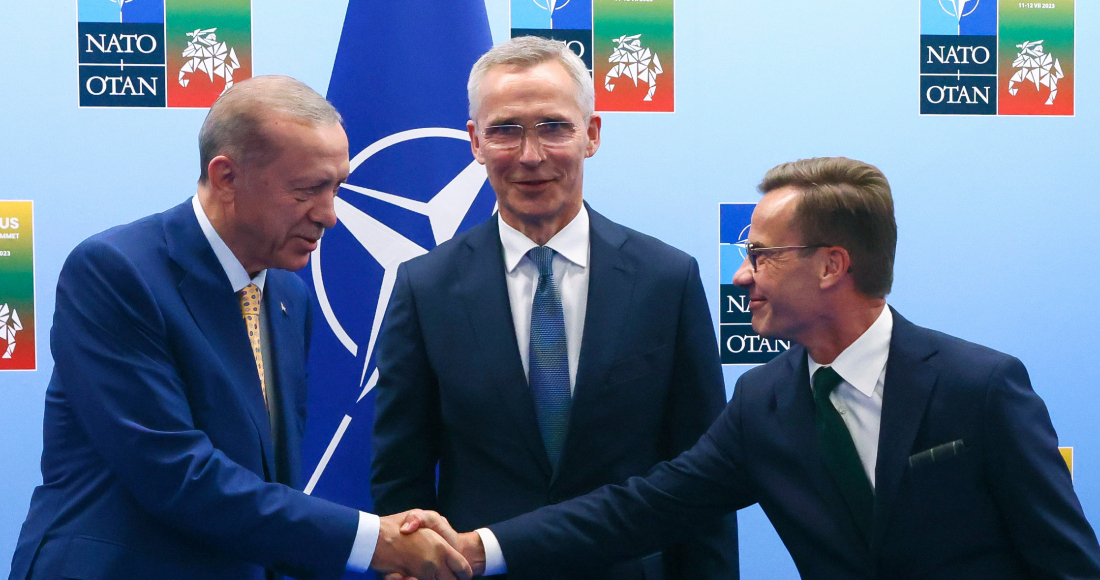 El Presidente turco Recep Tayyip Erdogan (i) le da la mano al Primer Ministro de Suecia Ulf Kristersson (d) mientras el Secretario General de la OTAN Jens Stoltenberg observa, en Vilna, Lituania, el 10 de julio de 2023.