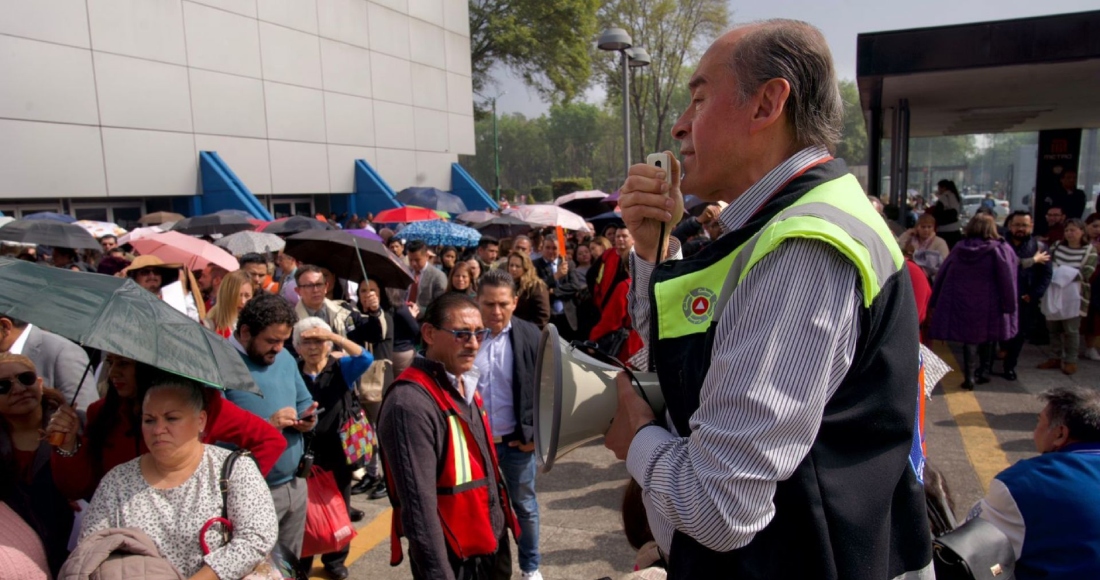 Trabajadores de la Sader, en la Alcaldía Benito Juárez, evacuaron a zonas seguras luego de que se registrara un microsismo de magnitud 2.8 con epicentro en Álvaro Obregón, lo que no ameritó la activación de la alerta sísmica.