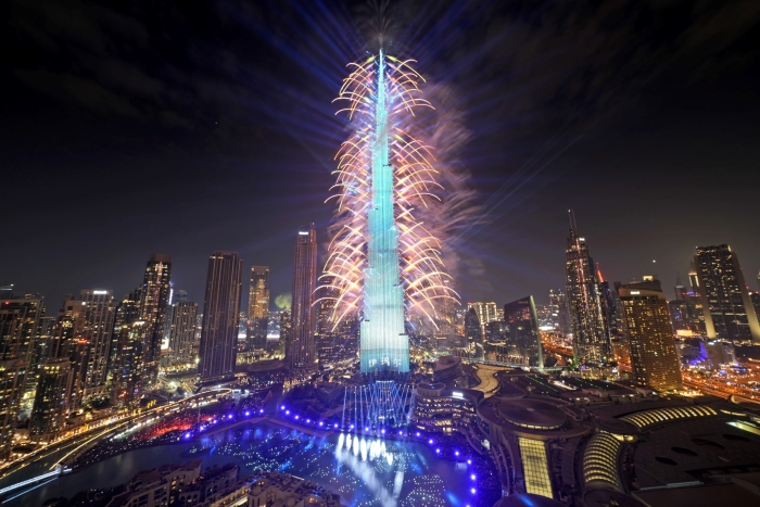 Los fuegos artificiales explotan en el Burj Khalifa, el edificio más alto del mundo, durante la celebración de la vípera de Año Nuevo, en Dubai, Emirato Árabes Unidos, el lunes 1 de enero de 2024.