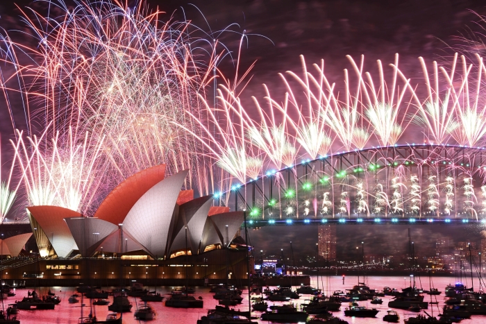 Los fuegos artificiales explotan sobre la Ópera de Sídney y en el Puente del Puerto como parte de las celebraciones de Año Nuevo en Sídney, el lunes 1 de enero de 2024.