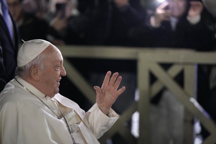 El Papa Francisco sale de la Plaza de San Pedro después de orar frente al Belén después de celebrar una misa de vísperas de Año Nuevo en la Basílica de San Pedro en el Vaticano, el domingo 31 de diciembre de 2023.