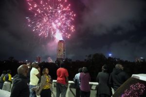 Los fuegos artificiales explotan sobre la ciudad durante las celebraciones de Año Nuevo en Nairobi, Kenia, el lunes 1 de enero de 2024. 