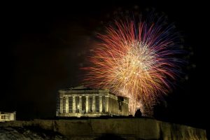 Los fuegos artificiales explotan sobre el antiguo templo del Partenón en la colina de la Acrópolis durante las celebraciones de Año Nuevo en Atenas, Grecia, el lunes 1 de enero de 2024.