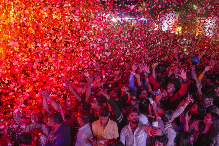 La gente celebra el Año Nuevo en un paseo matutino en Mumbai, India, el lunes 1 de enero de 2024.