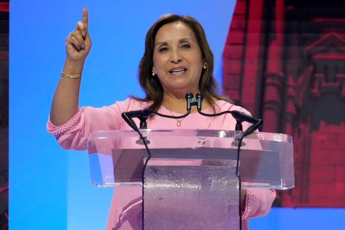 La Presidenta de Perú, Dina Boluarte, habla durante la Cumbre de CEO del Foro de Cooperación Económica Asia-Pacífico (APEC) el jueves 16 de noviembre de 2023 en San Francisco.