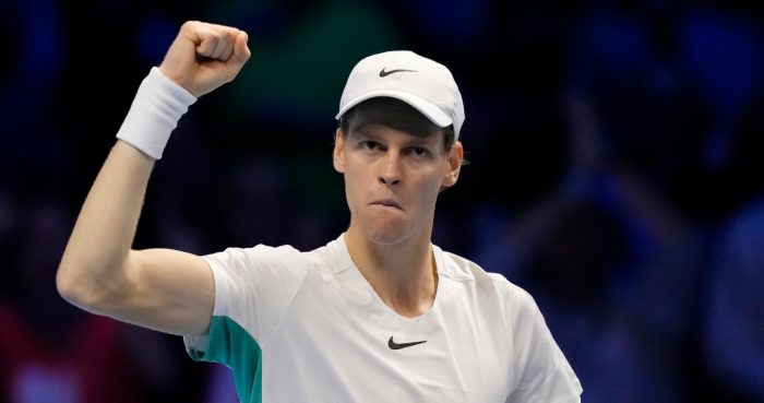 El italiano Jannik Sinner festeja tras ganar el duelo ante el danés Holger Rune en las Finales de la ATP, el jueves 16 de noviembre de 2023.