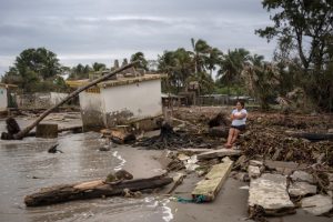 Guadalupe Cobos sentada junto a la costa entre los escombros dejados por las inundaciones provocadas por el aumento del nivel del mar en el Golfo de México, en la localidad costera de El Bosque, en el estado de Tabasco, México, el miércoles 29 de noviembre de 2023.