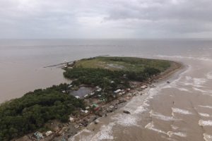 Una vista aérea de la comunidad costera de El Bosque, en el estado de Tabasco, México, el miércoles 29 de noviembre de 2023. La localidad se ha visto afectada por las inundaciones provocadas por uno de los aumentos del nivel del mar más rápidos del mundo, y por tormentas invernales cada vez más brutales.