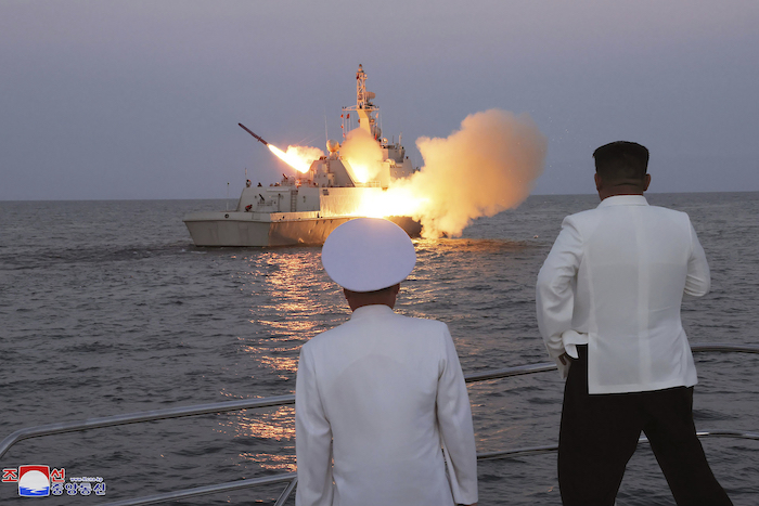 En esta fotografía sin fecha proporcionada el 21 de agosto de 2023 por el Gobierno de Corea del Norte, el dirigente norcoreano Kim Jong Un (derecha) observa un lanzamiento de prueba de un misil crucero estratégico.