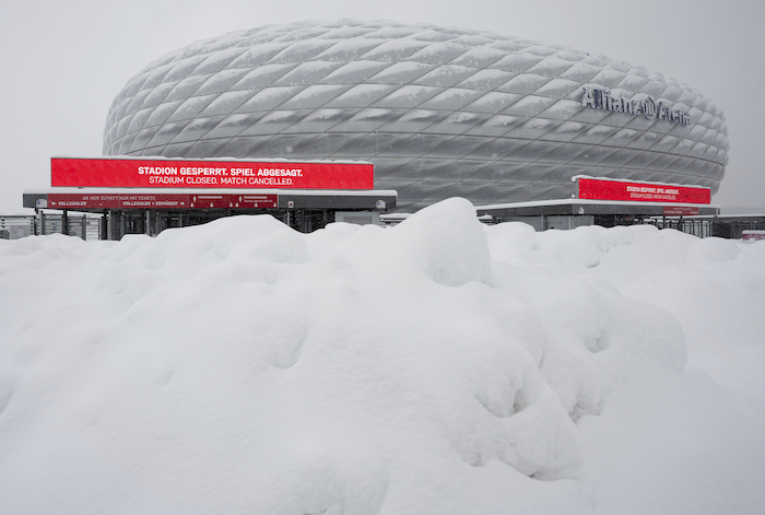 El Estadio Allianz en Munich tras la intensa nevada al sur de Alemania con el letrero "Estadio cerrado. Encuentro cancelado" tras la suspensión del duelo de la Bundesliga ante el Unión de Berlín el sábado 2 de diciembre del 2023.