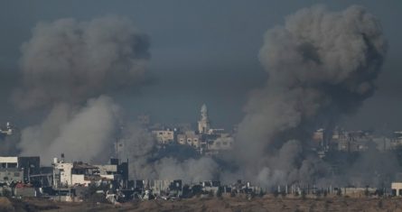 El humo se eleva tras un bombardeo israelí en la Franja de Gaza, vista desde el sur de Israel, el domingo 3 de diciembre de 2023.