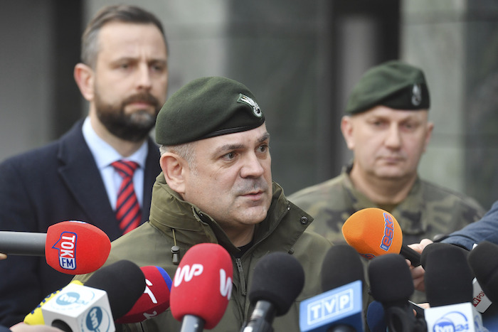 El jefe de las fuerzas armadas de Polonia, el general Wieslaw Kukula, habla con los medios de comunicación en Varsovia, Polonia, el viernes 29 de diciembre de 2023.