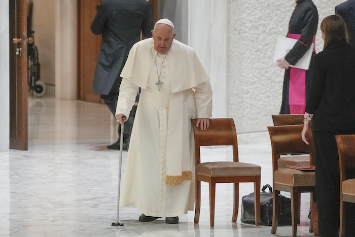 El Papa Francisco llega al salón Pablo VI con motivo de la audiencia general semanal en el Vaticano, el miércoles 13 de diciembre de 2023.