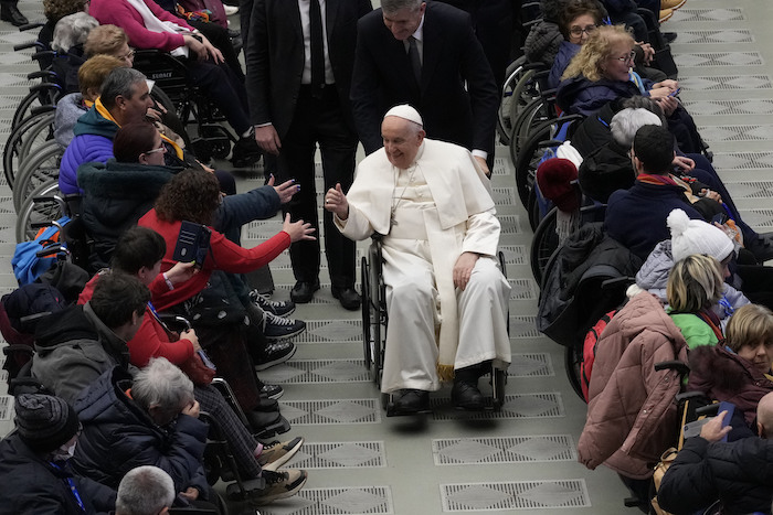 El Papa Francisco saluda a los asistentes a una audiencia con personas enfermas y organizadores de la peregrinación a Lourdes, en el salón Pablo VI, en el Vaticano, el 14 de diciembre de 2023.