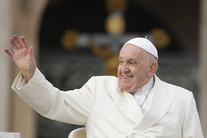 El Papa Francisco sonríe mientras saluda a los fieles al final de su audiencia semanal, en la Plaza de San Pedro, en el Vaticano, el 22 de noviembre de 2023.