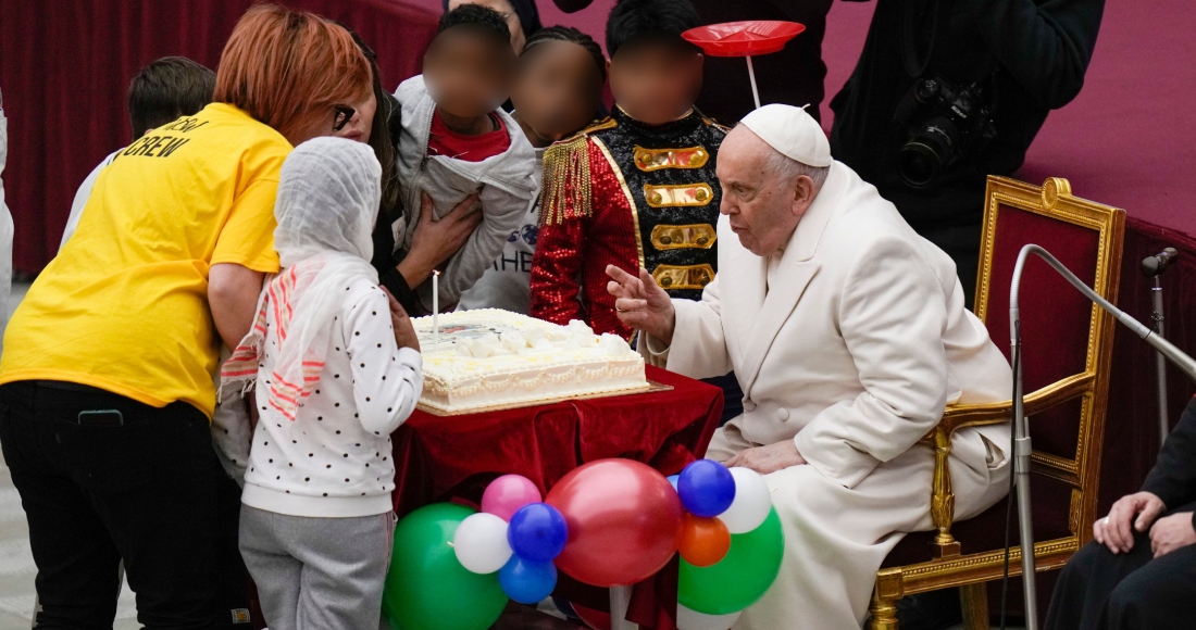 El Papa Francisco sopla una vela sobre un pastel mientras celebra su cumpleaños con niños en el Aula Pablo VI del Vaticano, el domingo 17 de diciembre de 2023. Francisco cumplió 87 años.