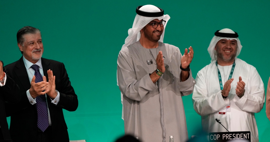 El presidente de la COP28, Sultan al-Jaber (centro), aplaude tras la aprobación del balance mundial en la cumbre climática de Naciones Unidas, en Dubái, Emiratos Árabes Unidos, el 13 de diciembre de 2023.