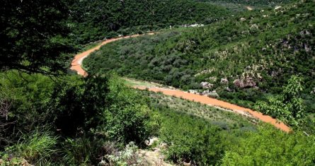 El Río Sonora, contaminado por un derrame de 10 millones de galones de sulfato de cobre y metales pesados procedentes de la mina de cobre de Buenavista, se abre paso por las montañas cerca de la población de Mazocahui en el estado norteño de Sonora, México, el 12 de agosto de 2014.