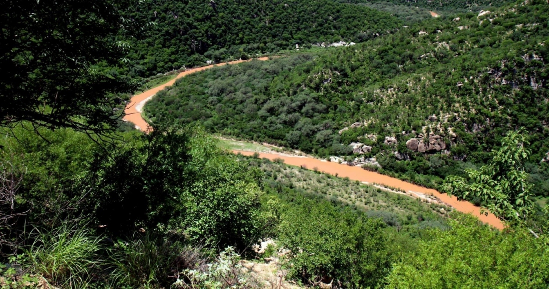 El Río Sonora, contaminado por un derrame de 10 millones de galones de sulfato de cobre y metales pesados procedentes de la mina de cobre de Buenavista, se abre paso por las montañas cerca de la población de Mazocahui en el estado norteño de Sonora, México, el 12 de agosto de 2014.