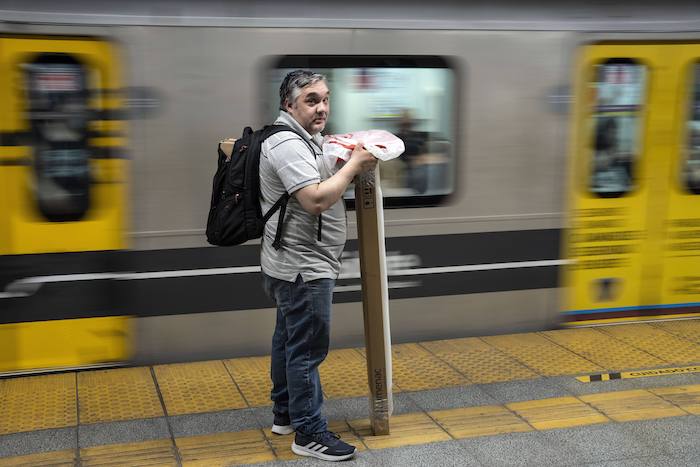 El trabajador Sebastián Luna espera para tomar el metro en una estación de Buenos Aires, Argentina, el miércoles 13 de diciembre de 2023.