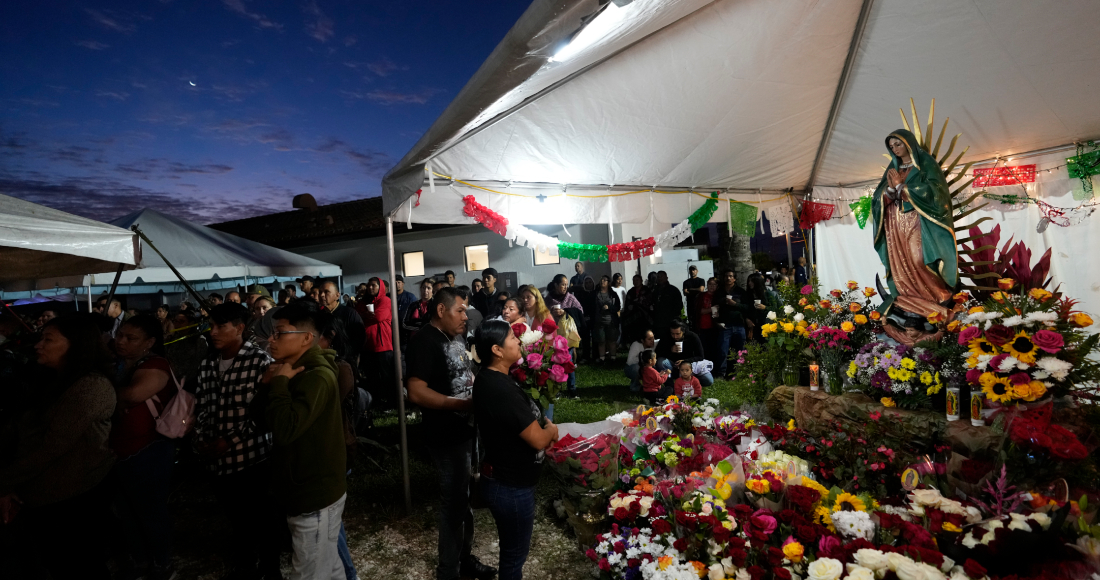 Devotos rezan frente a una efigie de la Virgen de Guadalupe en la Misión Santa Ana en Naranja, Florida, el 10 de diciembre de 2023.