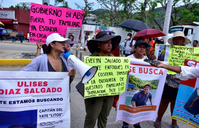 Familiares de tripulantes de embarcaciones que están desaparecidos tras el paso del huracán "Otis" protestaron y bloquearon la avenida Costera de Acapulco, el 23 de noviembre de 2023. Foto: Carlos Alberto Carbajal, Cuartoscuro