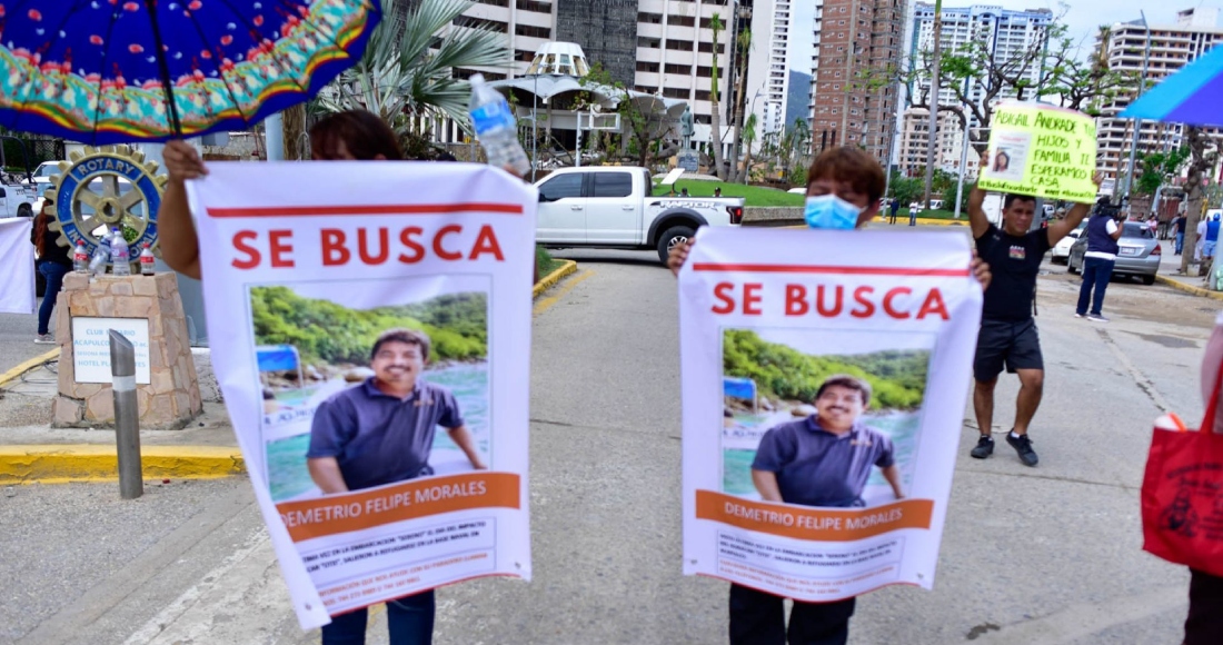 Familiares de tripulantes de embarcaciones que están desaparecidos tras el paso del huracán "Otis", protestaron y bloquearon la avenida Costera de Acapulco, el 23 de noviembre de 2023. Foto: Carlos Alberto Carbajal, Cuartoscuro