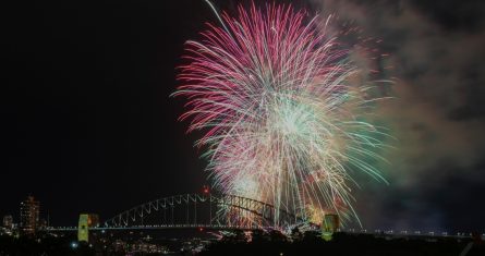 Fuegos artificiales explotan sobre el puente de la bahía de Sydney al inicio de las celebraciones de Año Nuevo en Sydney, Australia, el 31 de diciembre 2023.