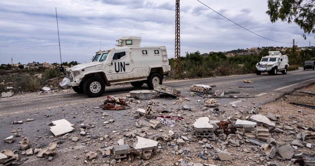 Fuerzas de paz de la ONU patrullan el lado libanés de la frontera con Israel en la aldea sureña de Marwahin, Líbano, 25 de noviembre de 2023.