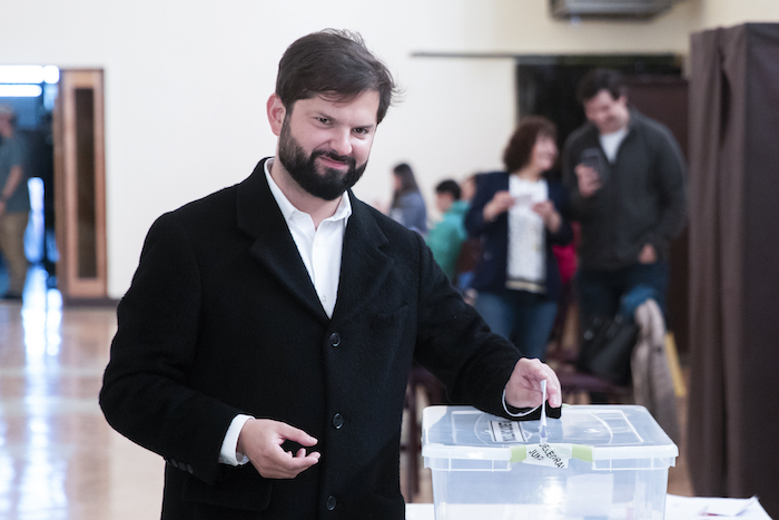 El Presidente de Chile, Gabriel Boric, vota en un plebiscito en que los chilenos deciden si aprueban o no el borrador de una nueva Constitución en Punta Arenas, Chile, el domingo 17 de diciembre de 2023.