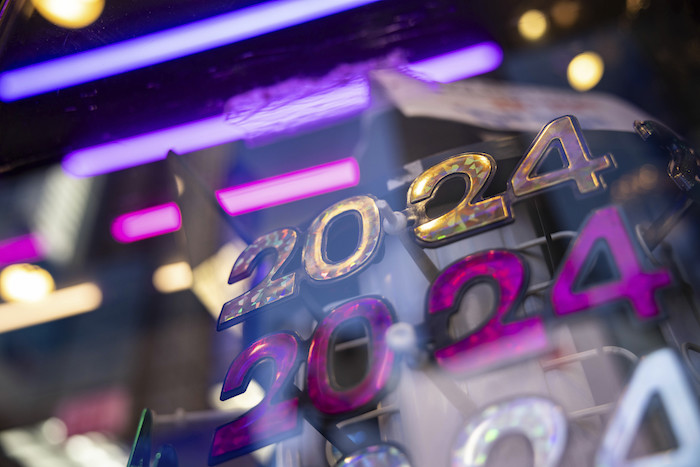 Gafas con la forma del año 2024, en un establecimiento antes de Nochevieja en Times Square, Nueva York, el 29 de diciembre de 2023.