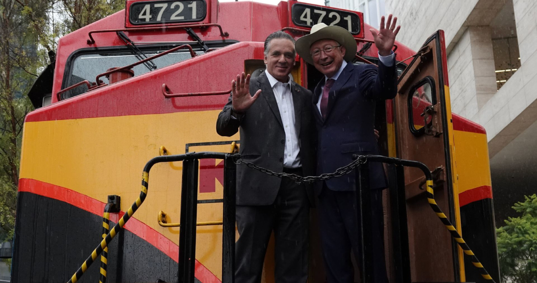 Oscar del Cueto Cuevas y Ken Salazar durante el corte de listón de la locomotora de los 200 años de relación entre Estados Unidos y México frente al Museo Soumaya. Foto: Galo Cañas, Cuartoscuro.