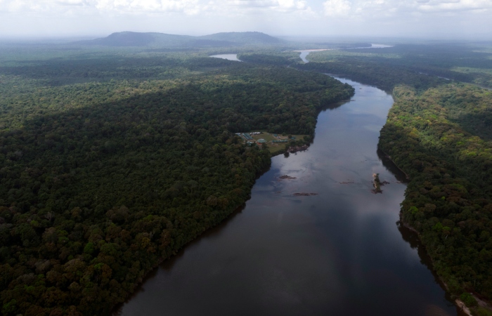 El río Esequibo, que fluye a través del cruce Kurupukari, en Guyana. Foto: Juan Pablo Arraez, AP